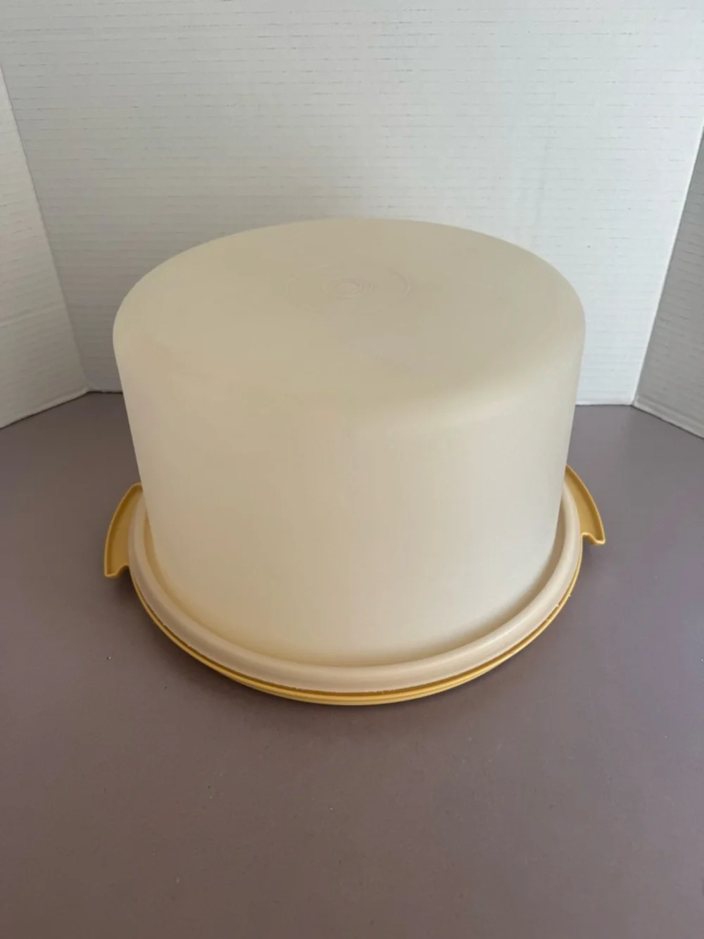 Tupperware cake carrier